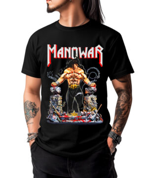 Czarna koszulka MANOWAR „Louder than Hell” noszona przez mężczyznę z długimi włosami i tatuażami. Z przodu znajduje się wzór przedstawiający umięśnioną postać zrywającą łańcuchy, otoczoną gruzami i metalowymi przedmiotami.