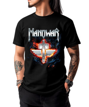 Czarna męska koszulka MANOWAR „Sign of the Hammer” z wyrazistym nadrukiem płonącego orła z przodu; model prezentuje produkt, stojąc z rękami w kieszeniach; widoczne są tatuaże i zegarek.