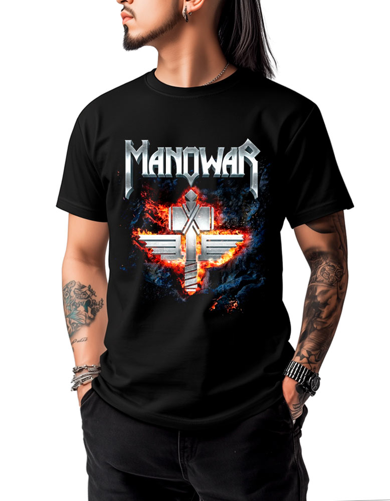 tshirt-meski-muzyczny-manowar-sign-of-the-hammer Czarna męska koszulka MANOWAR „Sign of the Hammer” z wyrazistym nadrukiem płonącego orła z przodu; model prezentuje produkt, stojąc z rękami w kieszeniach; widoczne są tatuaże i zegarek.
