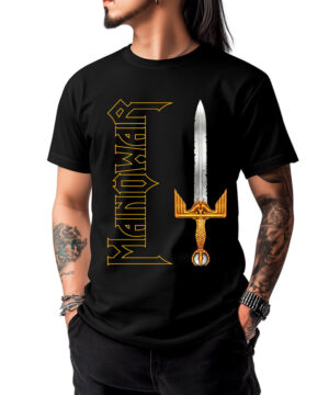 Czarna koszulka MANOWAR z dużym złotym napisem „MANOWAR” i grafiką przedstawiającą miecz z przodu, zaprezentowana na modelu stojącym bokiem z rękami w kieszeniach.