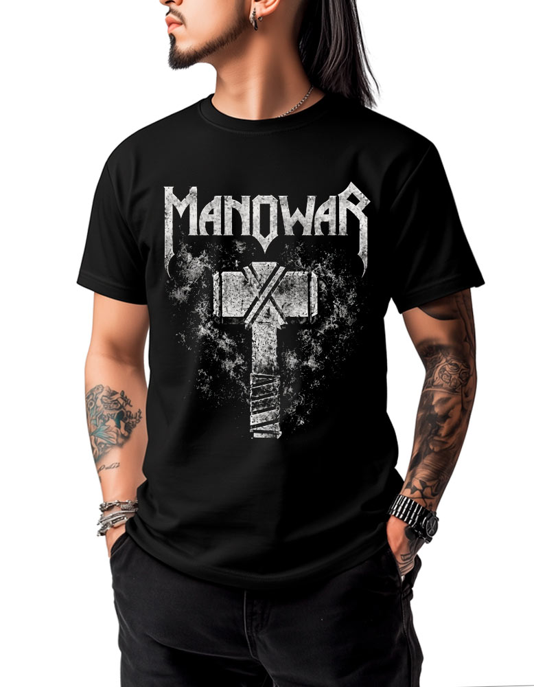 tshirt-meski-muzyczny-manowar-thor Czarna męska koszulka MANOWAR „Thor” z dużym nadrukiem przedstawiającym młot z przodu, prezentowana przez mężczyznę z tatuażami i zegarkiem, stojącego z rękami w kieszeniach.