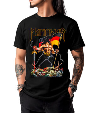 Czarna koszulka MANOWAR „Warriors of the World” z nadrukiem przedstawiającym umięśnionego wojownika, flagę Niemiec oraz pokonanych wrogów w fantastycznym stylu. Męska koszulka idealna dla fanów zespołu oraz miłośników ciężkiego brzmienia.