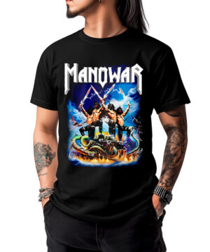 Czarna męska koszulka MANOWAR z napisem „We are Gods of War” oraz kolorową grafiką fantasy przedstawiającą trzech wojowników z mieczami stojących na smoku pośród ognia i błyskawic.