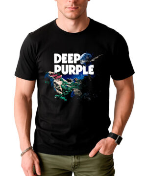 Czarna męska koszulka DEEP PURPLE „SPLAT!” z nadrukiem w stylu kosmicznym, przedstawiającym góry, drzewa, księżyc oraz latający obiekt nad nazwą zespołu.
