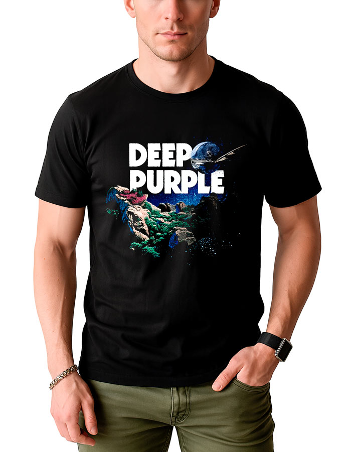 tshirt-meski-premium-czarny-deep-splat! Czarna męska koszulka DEEP PURPLE „SPLAT!” z nadrukiem w stylu kosmicznym, przedstawiającym góry, drzewa, księżyc oraz latający obiekt nad nazwą zespołu.